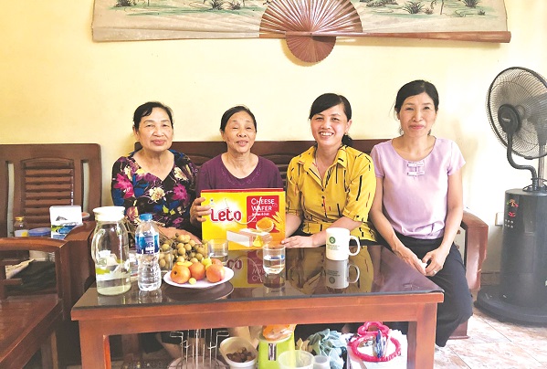 Chị em phụ nữ trong chi hội tặng quà gia đình hội viên