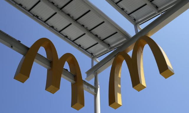 McDonald’s đang tăng lương tại 650 cửa hàng thuộc sở hữu của công ty ở Mỹ như một phần trong nỗ lực thuê hàng nghìn công nhân mới trong một thị trường lao động eo hẹp. McDonald’s đang tăng lương tại 650 cửa hàng thuộc sở hữu của công ty ở Mỹ như một phần trong nỗ lực thuê hàng nghìn công nhân mới trong một thị trường lao động eo hẹp.