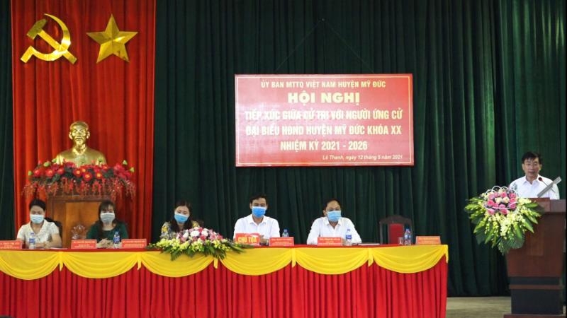 Các ứng cử viên đại biểu HĐND trình bày chương trình hành động trước cử tri.