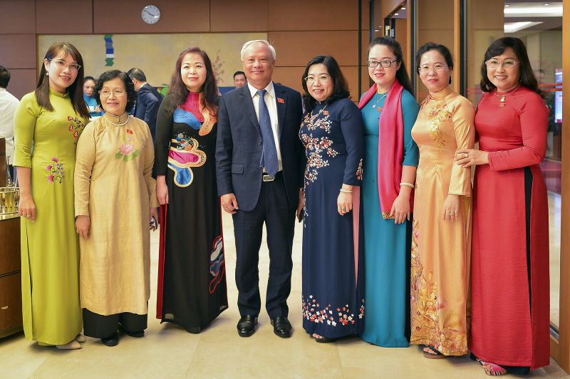 Các nữ đại biểu Quốc hội khóa XIV chụp ảnh lưu niệm tại kỳ họp thứ 11