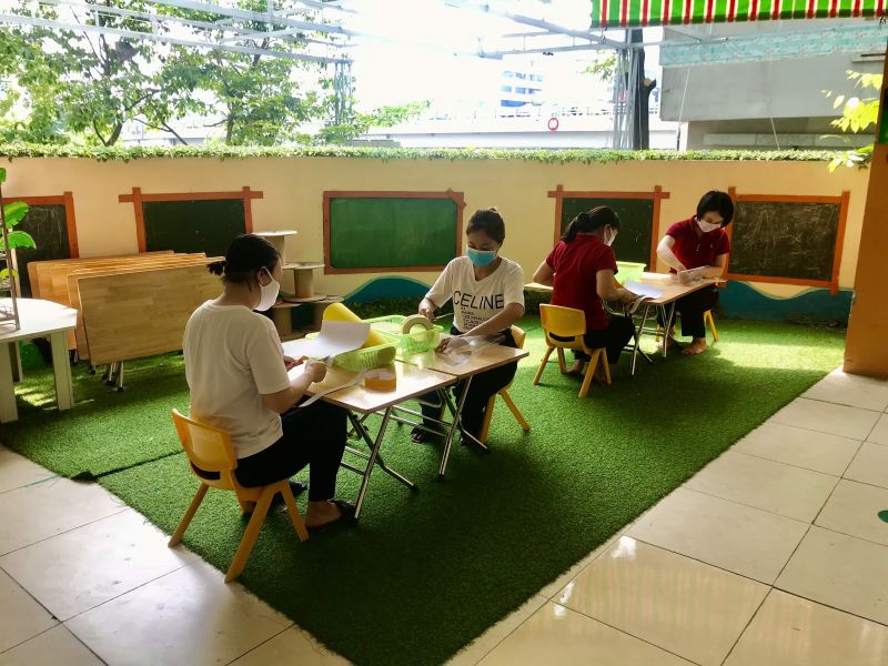 Giáo viên trường mầm non Hoa Hướng Dương tích cực làm mũ kính giọt bắn để ủng hộ người trực tiếp tham gia phòng chống dịch Covid-19 Giáo viên trường mầm non Hoa Hướng Dương tích cực làm mũ kính giọt bắn để ủng hộ người trực tiếp tham gia phòng chống dịch Covid-19