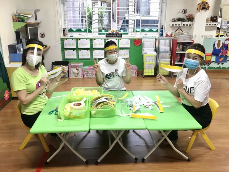 Giáo viên trường mầm non Hoa Hướng Dương tích cực làm mũ kính giọt bắn để ủng hộ người trực tiếp tham gia phòng chống dịch Covid-19