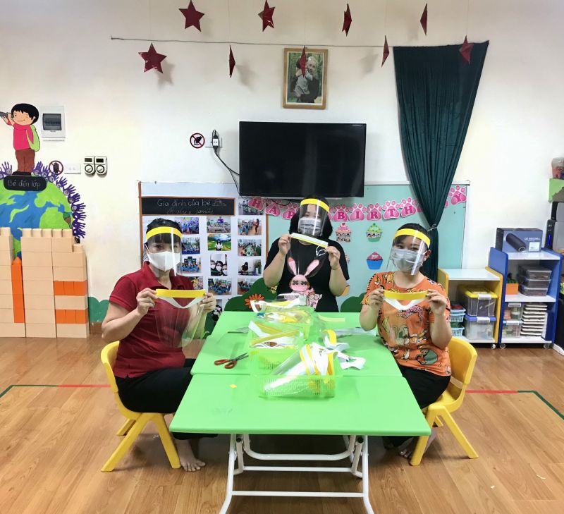 Giáo viên trường mầm non Hoa Hướng Dương tích cực làm mũ kính giọt bắn để ủng hộ người trực tiếp tham gia phòng chống dịch Covid-19