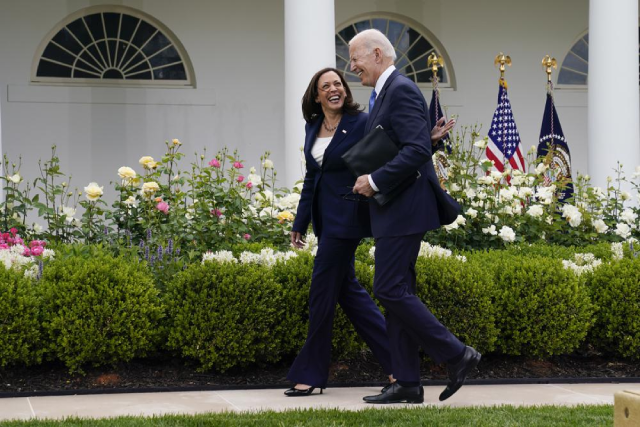 Tổng thống Joe Biden đi dạo cùng Phó Tổng thống Kamala Harris, cả hai cùng không đeo khẩu trang.