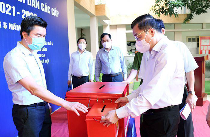 Chủ tịch UBND th&agrave;nh phố Chu Ngọc Anh kiểm tra c&ocirc;ng t&aacute;c chuẩn bị bầu cử tại quận Đống Đa.