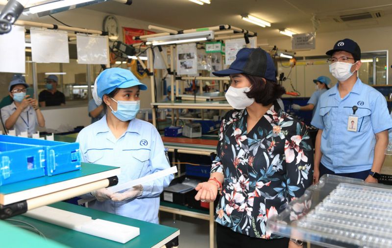 Phó Bí thư Thường trực Thành ủy Hà Nội Nguyễn Thị Tuyến kiểm tra công tác phòng, chống dịch Covid-19 tại Khu công nghiệp Nội Bài (huyện Sóc Sơn). Phó Bí thư Thường trực Thành ủy Hà Nội Nguyễn Thị Tuyến kiểm tra công tác phòng, chống dịch Covid-19 tại Khu công nghiệp Nội Bài (huyện Sóc Sơn).