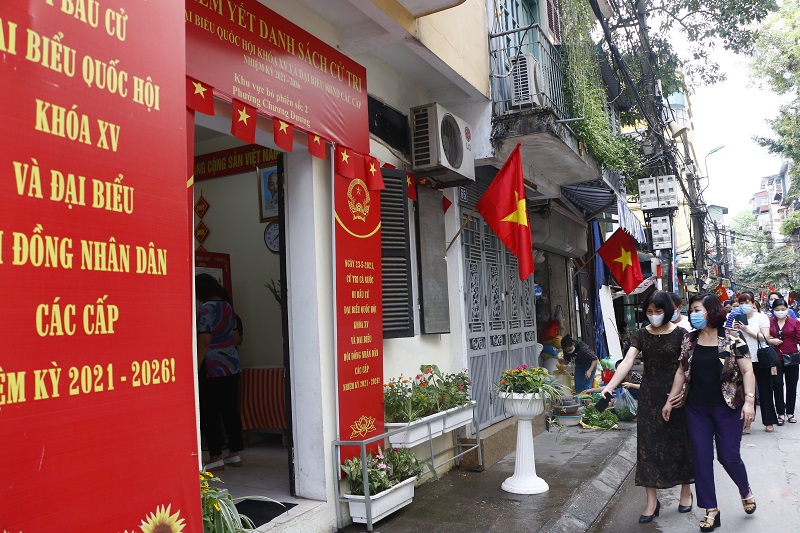 Đo&agrave;n kiểm tra đến thăm một điểm ni&ecirc;m yết danh s&aacute;ch cử tri tr&ecirc;n địa b&agrave;n phường Chương Dương, quận Ho&agrave;n Kiếm