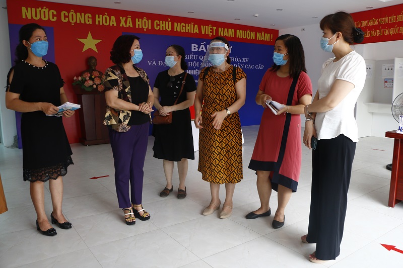 Đồng ch&iacute; L&ecirc; Thị Thi&ecirc;n Hương, Ph&oacute; Chủ tịch Hội LHPN H&agrave; Nội (thứ 2 từ tr&aacute;i sang) c&ugrave;ng Đo&agrave;n c&ocirc;ng t&aacute;c kiểm tra c&ocirc;ng t&aacute;c tham gia bầu cử tại phường Liễu Giai, quận Ba Đ&igrave;nh
