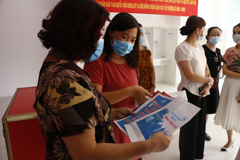 L&atilde;nh đạo Hội LHPN phường Liễu Giai b&aacute;o c&aacute;o đồng ch&iacute; L&ecirc; Thị Thi&ecirc;n Hương về c&ocirc;ng t&aacute;c tuy&ecirc;n truyền bầu cử