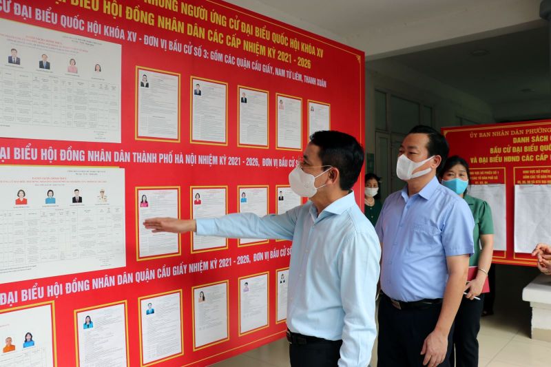 &Ocirc;ng Nguyễn Trọng Đ&ocirc;ng (b&ecirc;n tr&aacute;i ảnh), Ph&oacute; Chủ tịch UBND Th&agrave;nh phố H&agrave; Nội kiểm tra c&ocirc;ng t&aacute;c chuẩn bị bầu cử tại phường Quan Hoa, quận Cầu Giấy (H&agrave; Nội).