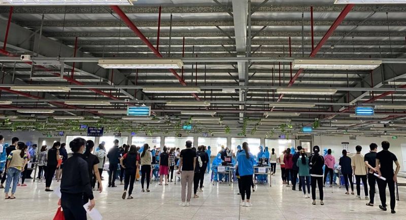 C&ocirc;ng nh&acirc;n trong KCN tại Bắc Giang lấy mẫu x&eacute;t nghiệm COVID-19.