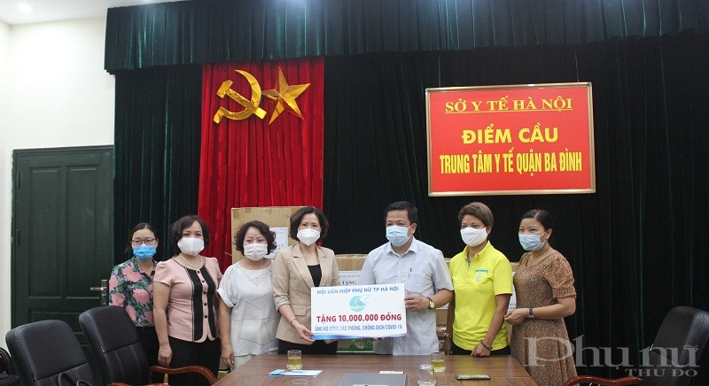 Đo&agrave;n c&ocirc;ng t&aacute;c của Hội LHPN H&agrave; Nội tặng qu&agrave; cho Trung t&acirc;m Y tế quận Ba Đ&igrave;nh