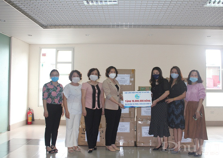 Đo&agrave;n c&ocirc;ng t&aacute;c của Hội LHPN H&agrave; Nội tặng qu&agrave; cho CDC H&agrave; Nội