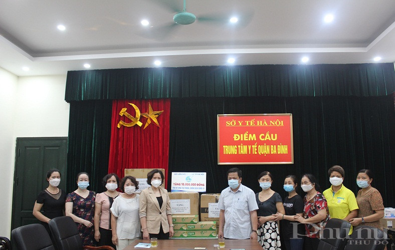 Cũng trong dịp n&agrave;y, c&ugrave;ng chung tay g&oacute;p sức  với Hội LHPN H&agrave; Nội, Hội LHPN quận Ba Đ&igrave;nh v&agrave; Hội LHPN phường Th&agrave;nh C&ocirc;ng đ&atilde; tặng qu&agrave; cho Trung t&acirc;m Y tế quận Ba Đ&igrave;nh