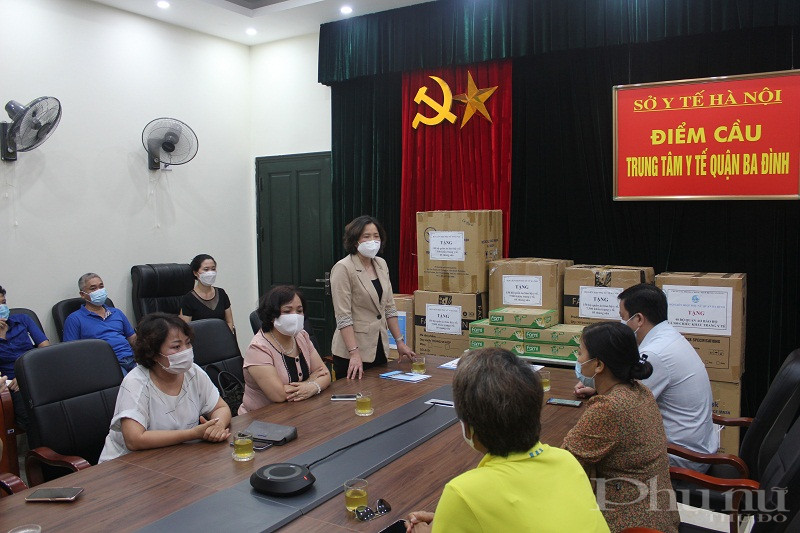 Thay mặt c&aacute;n bộ hội vi&ecirc;n phụ nữ Thủ đ&ocirc;, đồng ch&iacute; L&ecirc; Kim Anh - Chủ tịch Hội LHPN H&agrave; Nội b&agrave;y tỏ t&igrave;nh cảm, l&ograve;ng biết ơn đối với đội ngũ y, b&aacute;c sỹ nơi tuyến đầu chống dịch
