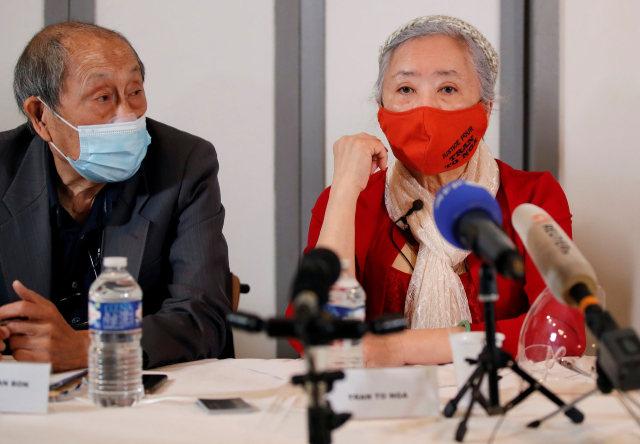 Ông Nguyễn Văn Bốn (thành viên UGVF) và bà Trần Tố Nga tham dự một cuộc họp báo tại Paris, Pháp.