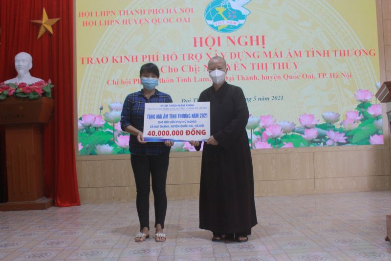 Ni sư Th&iacute;ch Đ&agrave;m Khoa, trụ tr&igrave; ch&ugrave;a Trăm Gian, UV Ban Chấp h&agrave;nh Hội LHPN TP H&agrave; Nội trao số tiền hỗ trợ x&acirc;y sửa m&aacute;i ấm t&igrave;nh thương cho chị Nguyễn Thị Thuỷ, hội vi&ecirc;n phụ nữ x&atilde; Đại Th&agrave;nh, huyện Quốc Oai.
