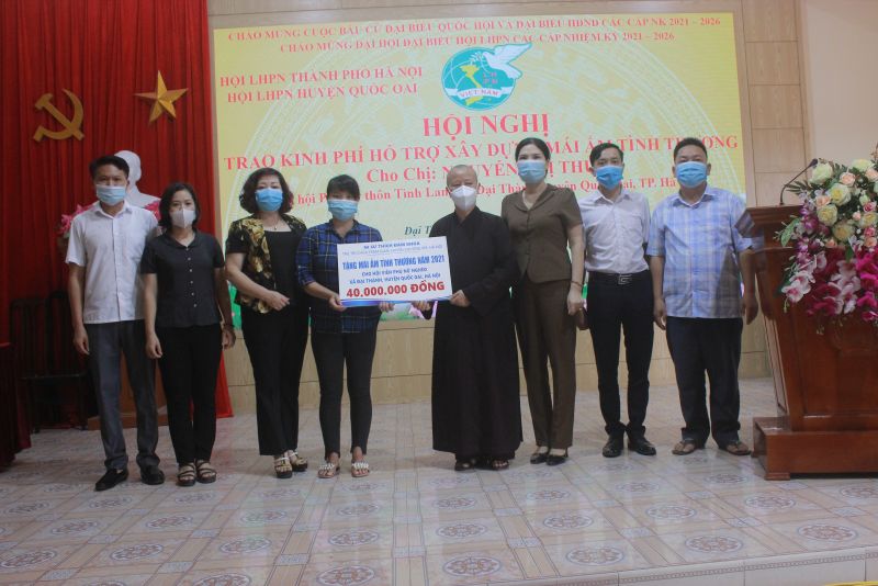 C&aacute;c đồng ch&iacute; l&atilde;nh đạo Hội LHPN TP H&agrave; Nội, huyện Quốc Oai v&agrave; x&atilde; Đại Thanh chụp ảnh tại buổi trao hỗ trợ x&acirc;y sửa m&aacute;i ấm t&igrave;nh thương ở x&atilde; Đại Th&agrave;nh