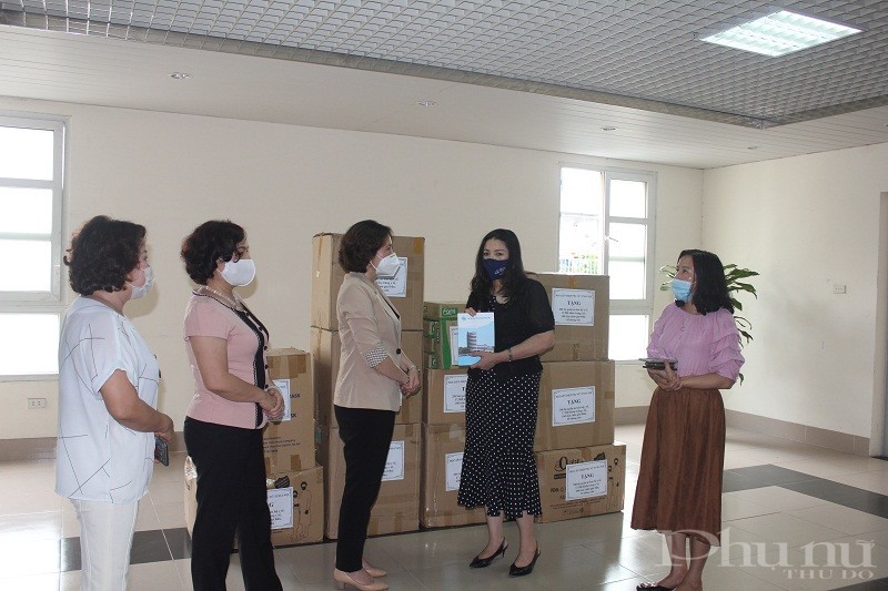 Đo&agrave;n c&ocirc;ng t&aacute;c Hội LHPN H&agrave; Nội thăm hỏi v&agrave; chia sẻ động vi&ecirc;n c&aacute;n bộ, đội ngũ y b&aacute;c sỹ của CDC H&agrave; Nội tiếp tục thực hiện tốt nhiệm vụ v&agrave; sớm chiến thắng dịch Covid-19.