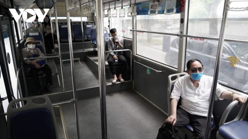 Người d&acirc;n giữ khoảng c&aacute;ch khi đi xe bus