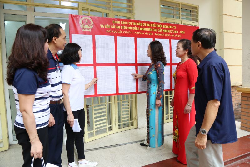 Cử tri tìm hiểu về các ứng cử viên đại biểu Quốc hội và đại biểu HĐND các cấp