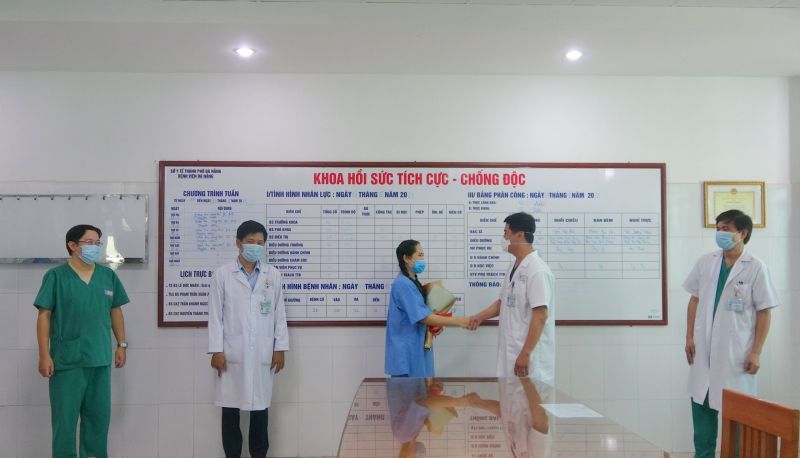 Các bác sỹ chúc mừng nữ điều dưỡng khỏe mạnh và xuất viện