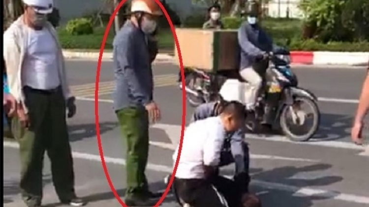 Hình ảnh nam thanh niên được cho là công an không hỗ trợ người tài xế taxi bắt cướp trong clip được đăng tải trên mạng xã hội