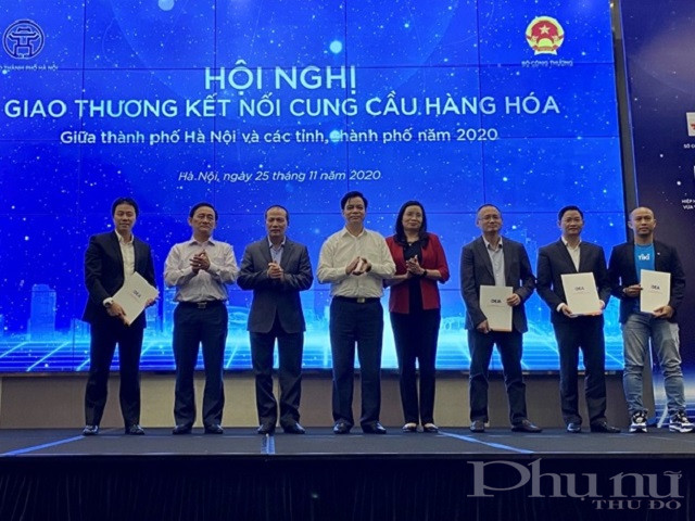 Thứ trưởng Bộ Công Thương Cao Quốc Hưng cùng Lãnh đạo một số tỉnh tại buổi lễ ký kết giữa Cục TMĐT và KTS với các sàn thương mại điện tử tháng 11/2020.