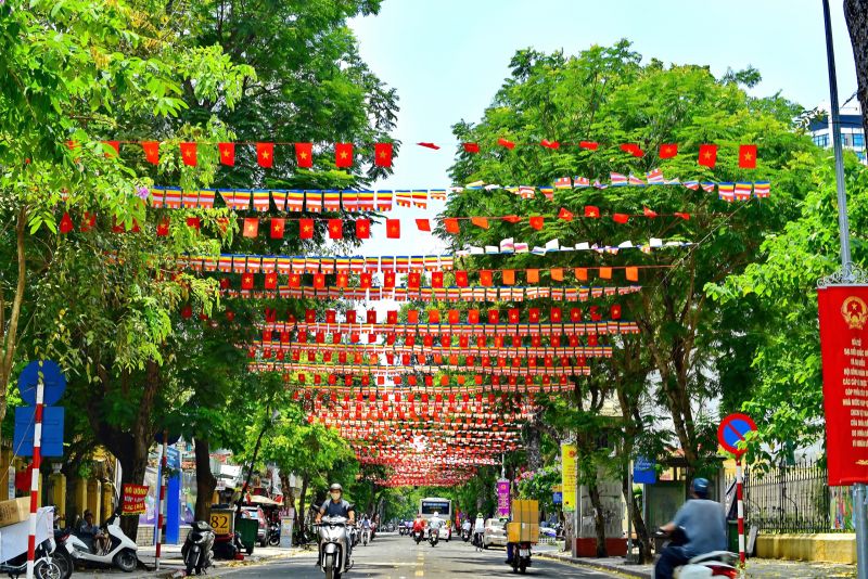 Đường phố Thủ đ&ocirc; rợp cờ hoa ch&agrave;o mừng ng&agrave;y hội to&agrave;n d&acirc;n đi bầu cử đại biểu Quốc hội v&agrave; đại biểu HĐND c&aacute;c cấp