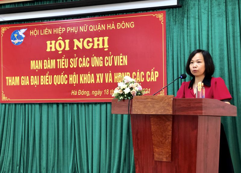 Đồng ch&iacute; Lại H&agrave; Phương, Chủ tịch Hội LHPN quận H&agrave; Đ&ocirc;ng ph&aacute;t biểu tại Hội nghị