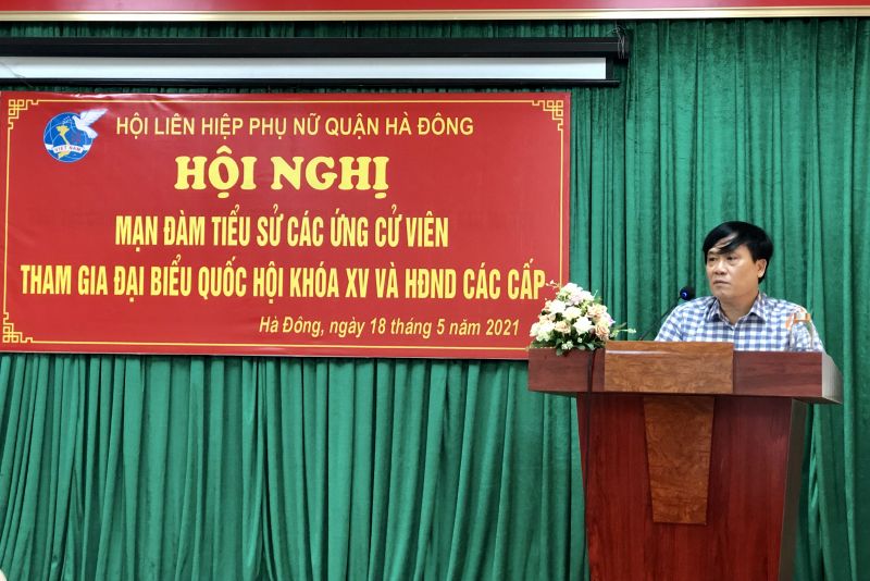 Đồng ch&iacute; Trần Sơn Hải, Chủ tịch Ủy ban MTTQ quận H&agrave; Đ&ocirc;ng l&agrave;m b&aacute;o c&aacute;o vi&ecirc;n tại Hội nghị