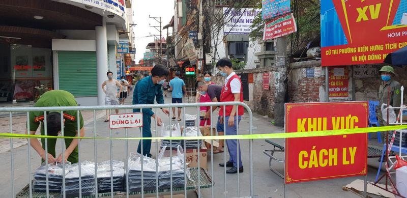 C&aacute;c lưc lượng c&aacute;n bộ phường Kiến Hưng đang cấp ph&aacute;t cơm miễn ph&iacute; cho bệnh nh&acirc;n v&agrave; người nh&agrave; bệnh nh&acirc;n bệnh viện K