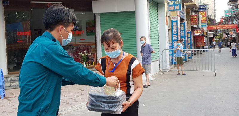Chị Nguyễn Thị Hoa nhận cơm cho m&igrave;nh v&agrave; bệnh nh&acirc;n c&ugrave;ng khu trọ