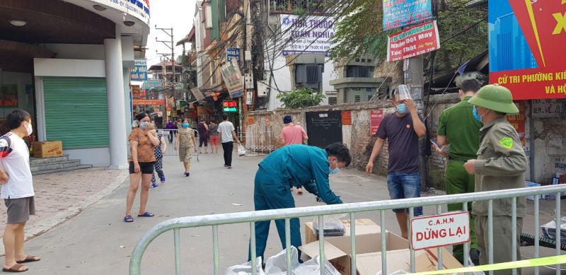 C&aacute;n bộ tổ d&acirc;n phố chuẩn bị ph&aacute;t những suất cơm nghĩa t&igrave;nh