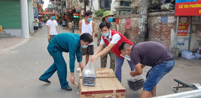 500 suất cơm miễn ph&iacute; được cấp ph&aacute;t v&agrave;o 17h