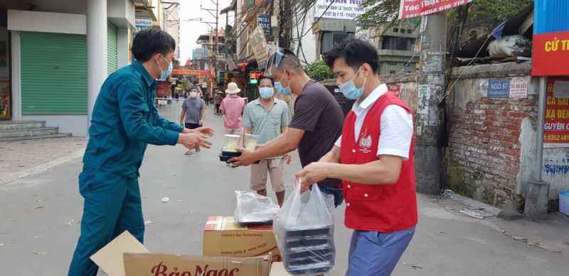 Người d&acirc;n đến nhận những suất cơm miễn ph&iacute;