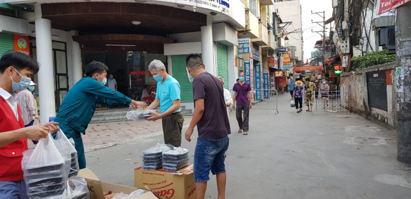 Người đến nhận cơm cũng đảm bảo c&aacute;c biện ph&aacute;p ph&ograve;ng chống Covid-19