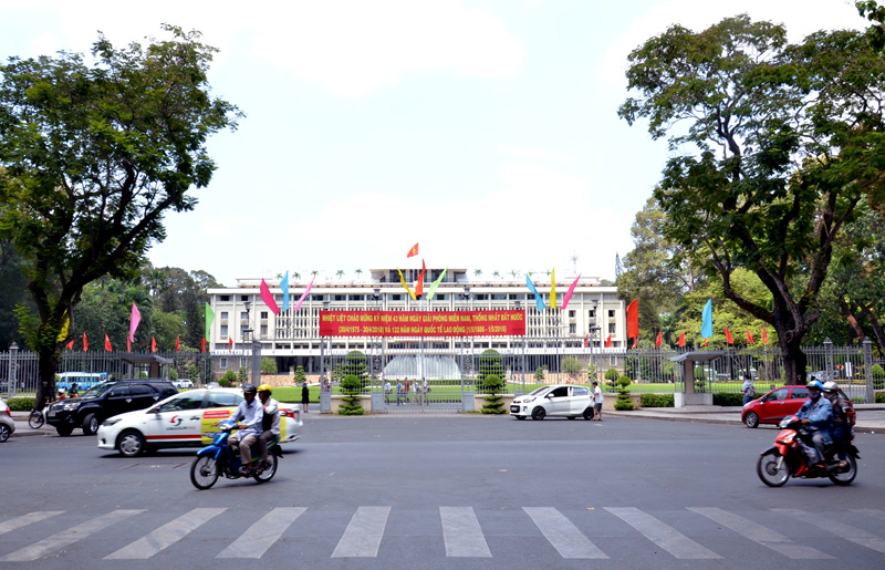 Đường phố th&agrave;nh phố Hồ Ch&iacute; Minh rộn r&agrave;ng ch&agrave;o mừng ng&agrave;y hội to&agrave;n d&acirc;n đi bầu cử đại biểu Quốc hội v&agrave; đại biểu HĐND c&aacute;c cấp