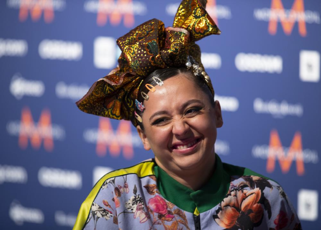 Nghệ sĩ người Nga, Manizha mỉm cười trong một cuộc phỏng vấn sau tổng duyệt tại Cuộc thi Tiếng hát truyền hình châu Âu.