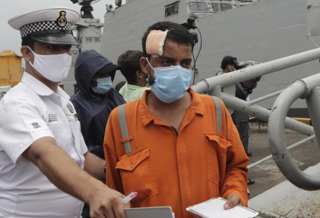 Thuỷ thủ được hải quân Ấn Độ giải cứu.