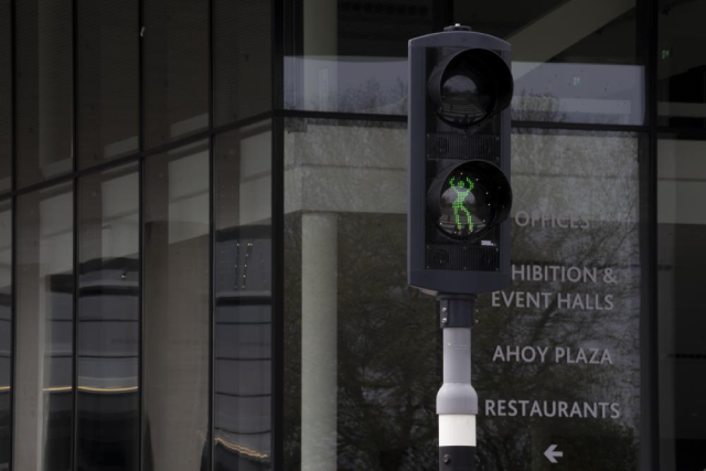 Nhằm kỷ niệm sự kiện, đèn giao thông tại gần nơi tổ chức đã được đổi sang hình một nhân vật đang nhảy múa trong bài hát 