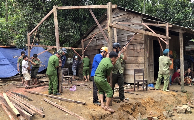 Công an tỉnh Quảng Nam giúp dân dựng lại nhà Công an tỉnh Quảng Nam giúp dân dựng lại nhà