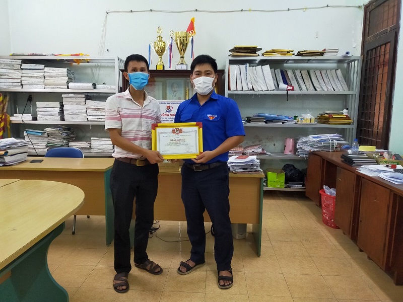 Giáo viên tổng phụ trách đội Lương Thanh Thùy (bên trái) đã cứu được 2 em nhỏ bị đuối nước. Giáo viên tổng phụ trách đội Lương Thanh Thùy (bên trái) đã cứu được 2 em nhỏ bị đuối nước.