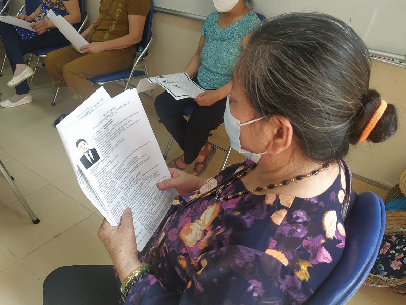 C&aacute;c ứng vi&ecirc;n chăm ch&uacute; nghi&ecirc;n cứu tiểu sử của c&aacute;c ứng cử vi&ecirc;n