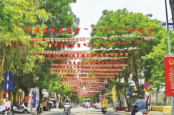 Đường phố H&agrave; Nội rực rỡ cờ hoa. (Ảnh: QHK)