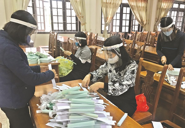 C&aacute;n bộ hội vi&ecirc;n phụ nữ x&atilde; Li&ecirc;n H&agrave;, huyện Đan Phượng l&agrave;m mũ chắn giọt bắn tặng tuyến đầu chống dịch Covid -19.