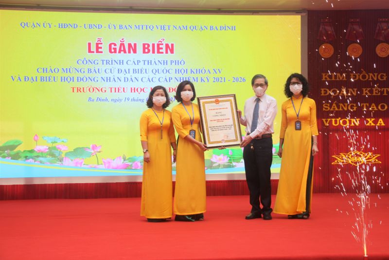 Bí thư quận ủy Hoàng Minh Dũng Tiến trao bằng công nhận công trình cấp thành phố cho trường Tiểu học Kim Đồng