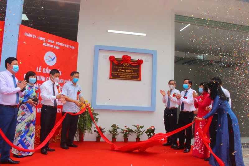 Các đại biểu thực hiện nghi thức gắn biển công trình cấp thành phố tại trường Tiểu học Phan Chu Trinh