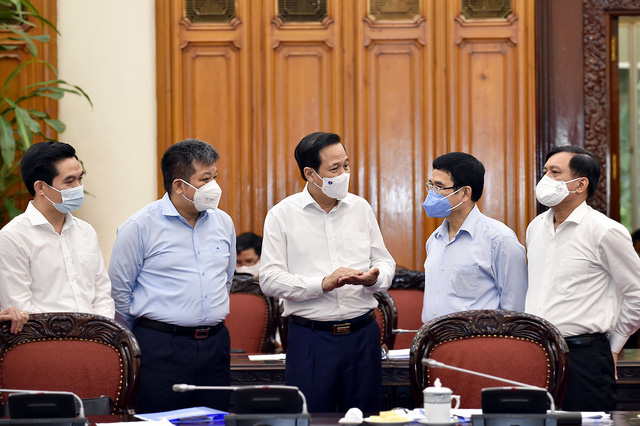 Bộ trưởng Bộ Lao động - Thương binh v&agrave; X&atilde; hội Đ&agrave;o Ngọc Dung c&ugrave;ng c&aacute;c đại biểu trao đổi tại cuộc l&agrave;m việc