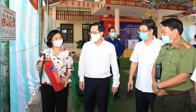 Phó Bí thư Thường trực Thành ủy Hà Nội Nguyễn Thị Tuyến kiểm tra công tác chuẩn bị bầu cử tại xã Phú Nghĩa (huyện Chương Mỹ).